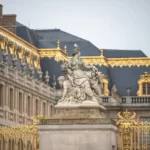 An aristocratic statue with an aristocratic building in the background
