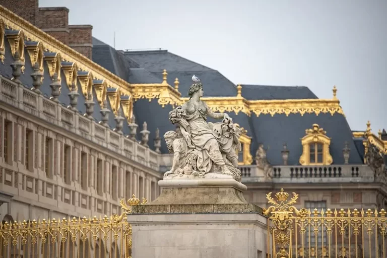 An aristocratic statue with an aristocratic building in the background