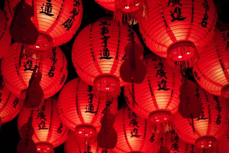 A bunch of chinese lanterns in red at night
