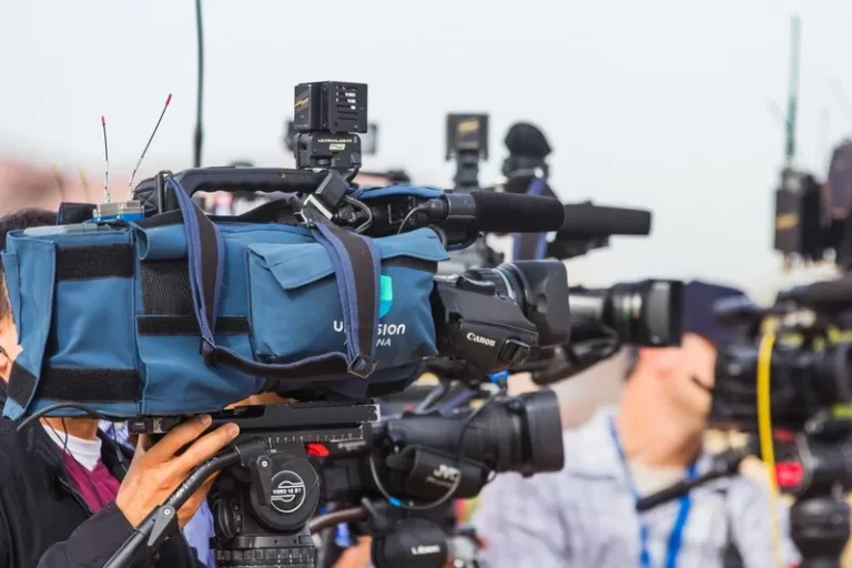 a line of TV cameras participating in media framing