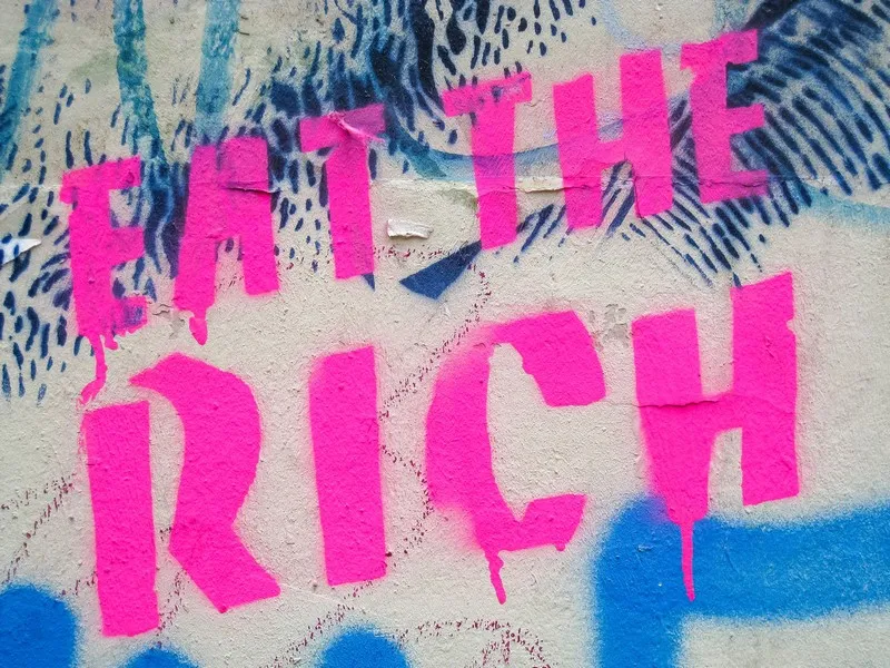 Graffitti which reads 'eat the rich'