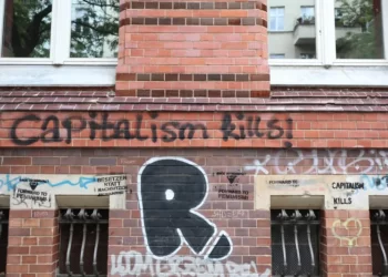 Graffitt which reads 'capitalism kills'