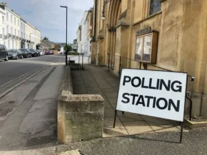 A road sign saying 'polling station'.