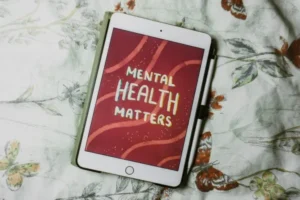 An Ipad with the words 'mental health matters' displayed on the screen.